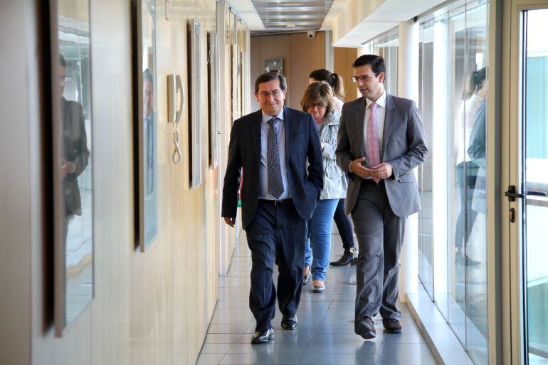 Primer encuentro institucional entre el presidente de la Diputación de Granada, José Entrena, y el alcalde de Granada, Paco Cuenca