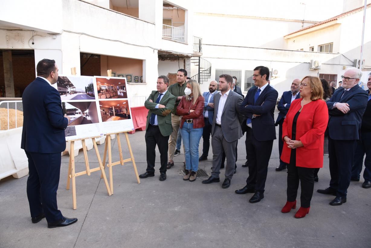 Emiliano García-Page en la visita a la estación de autobuses de Tomelloso