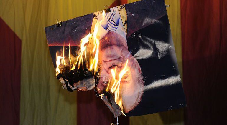 Imagen de archivo de una imagen del Rey emérito ardiendo