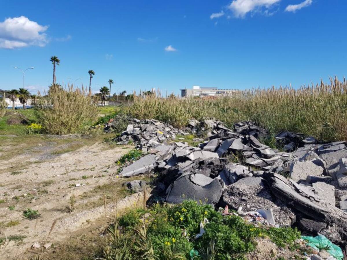 Verdemar denuncia la existencia de restos de alquitrán junto a las obras del Hospital de La Línea