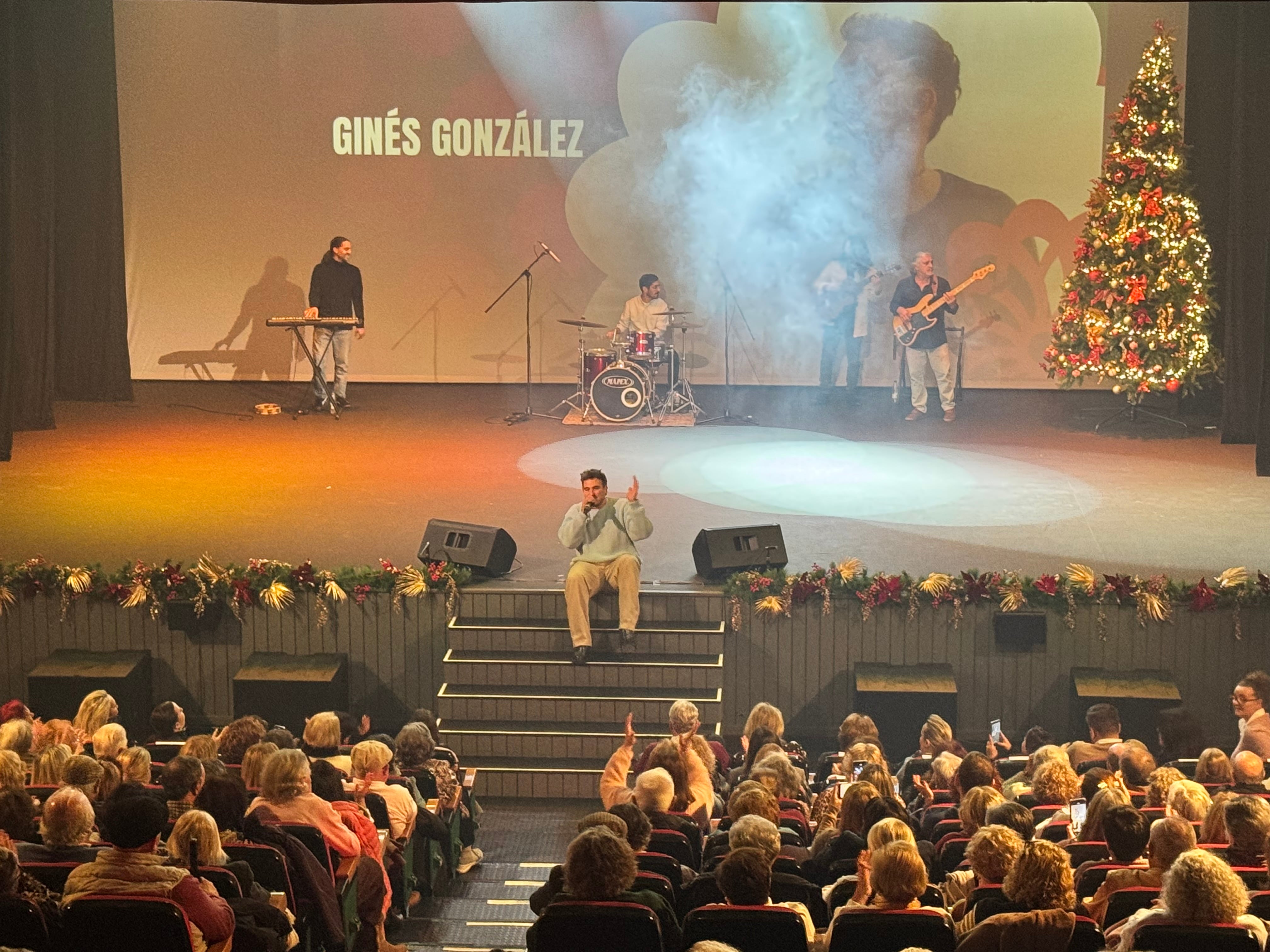 Ginés González interpreta una de sus canciones