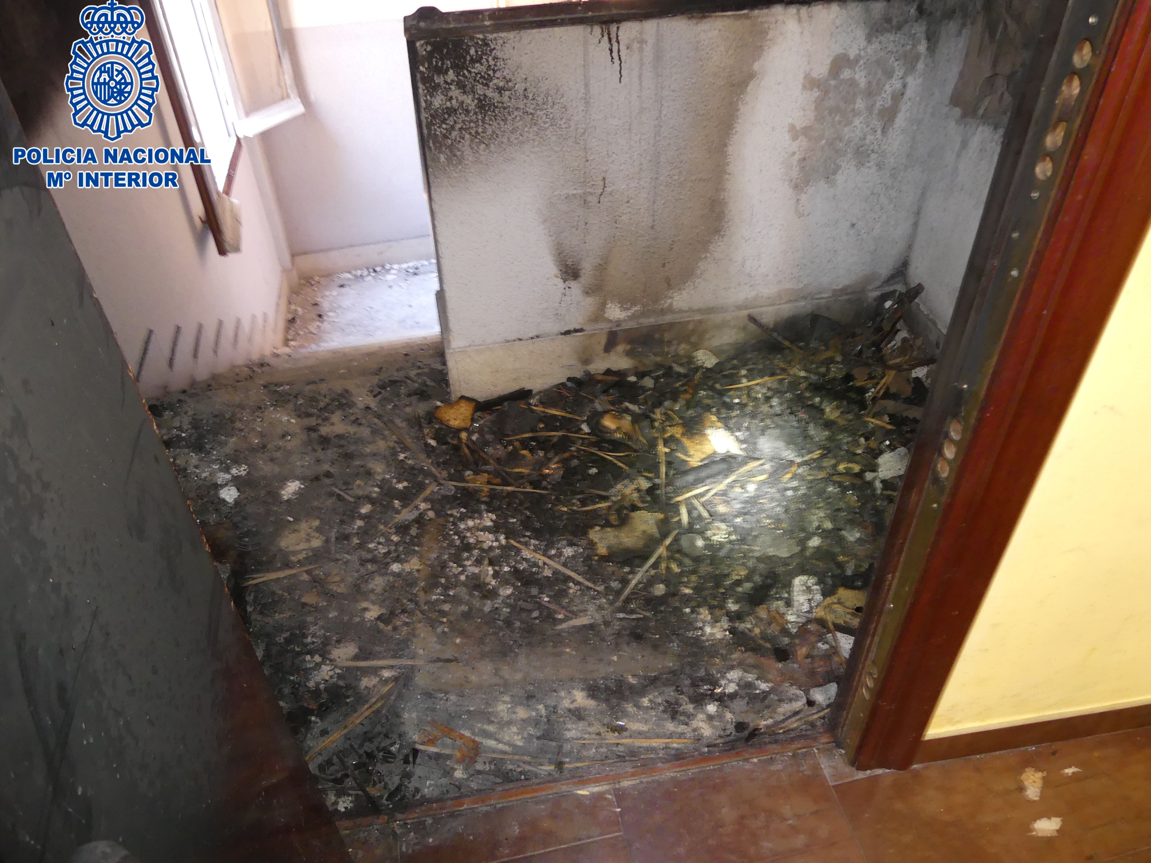 Rellano y escaleras calcinadas en el incendio