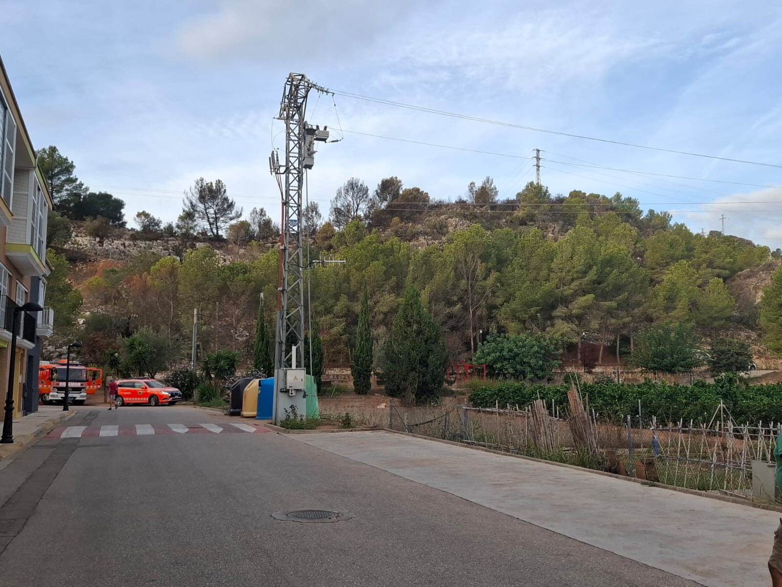 Bomberos en la zona del incendio declarado esta noche en Benirredrà.