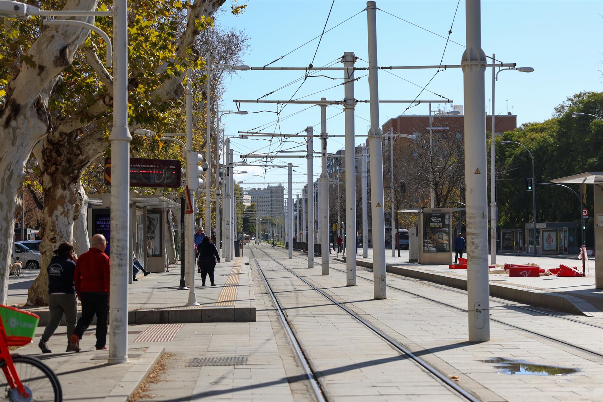 Catenarias del tranvía en el Padro de San Sebastián de Sevilla. - AYUNTAMIENTO DE SEVILLA