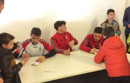 Bastos, Guarrotxena y Buendía, durante la firma de autógrafos