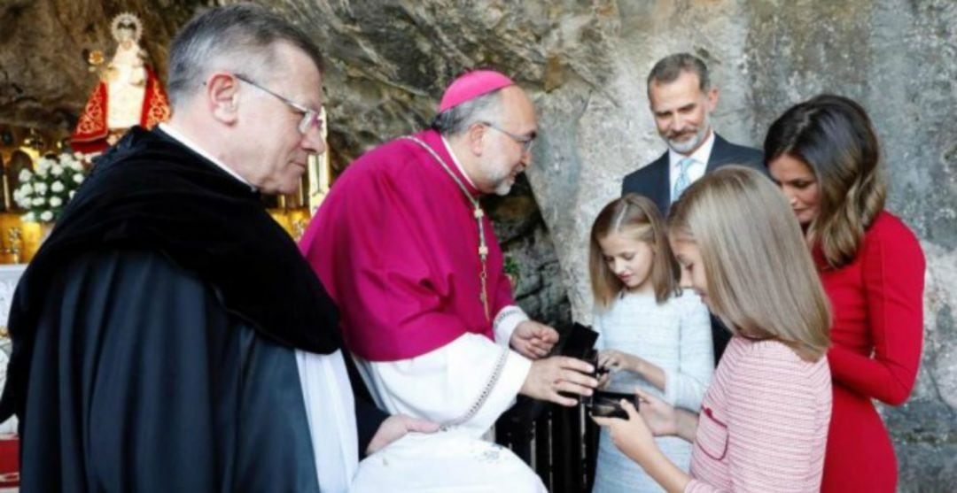 Jesús Sanz Montes saluda a la princesa Leonor junto a los reyes en el santuario de Covadonga, en una imagen de archivo.