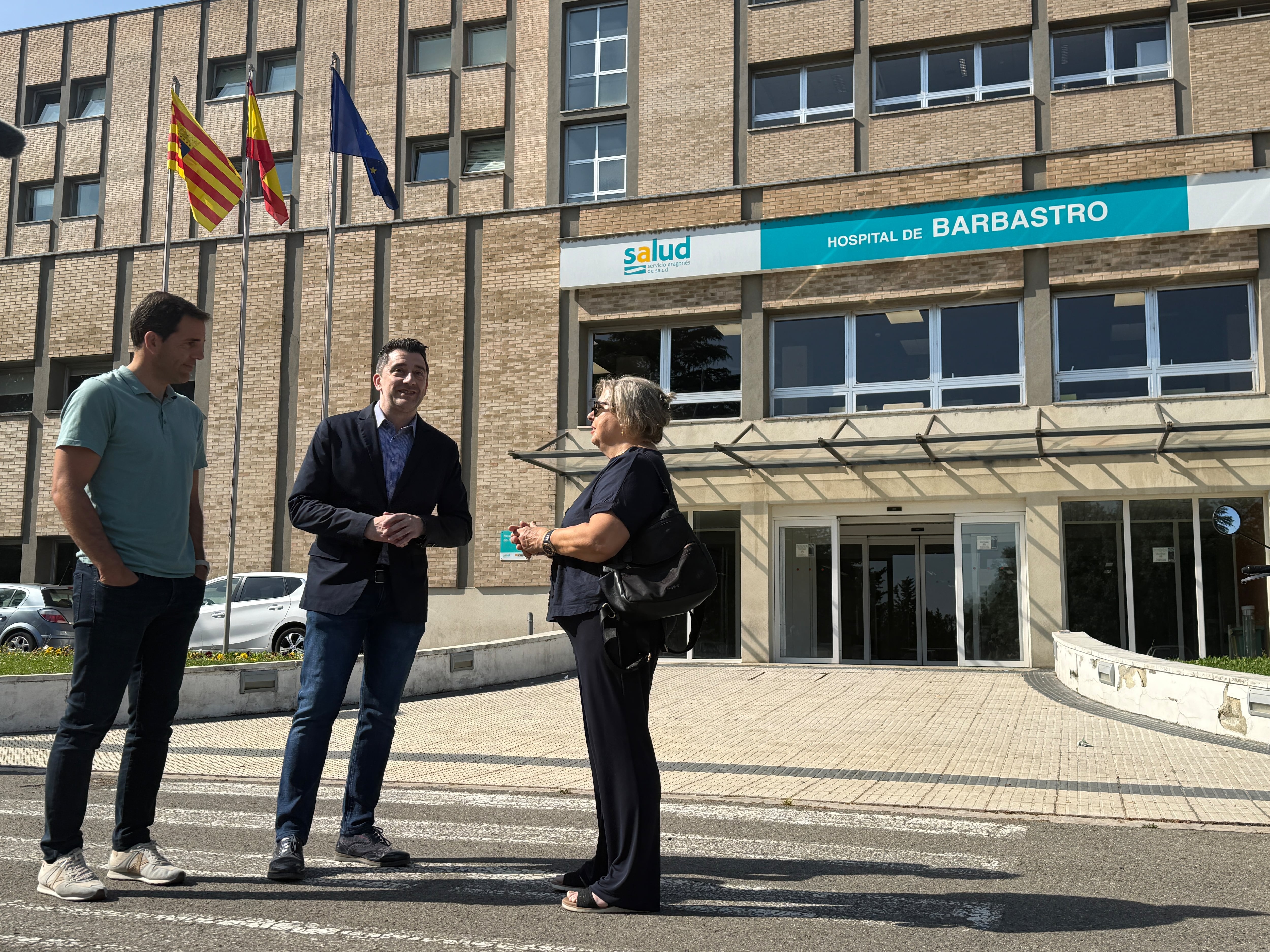 Iván Carpi a la entrada del Hospital de Barbastro con Daniel Gracia y María José Grande. Foto de Archivo.