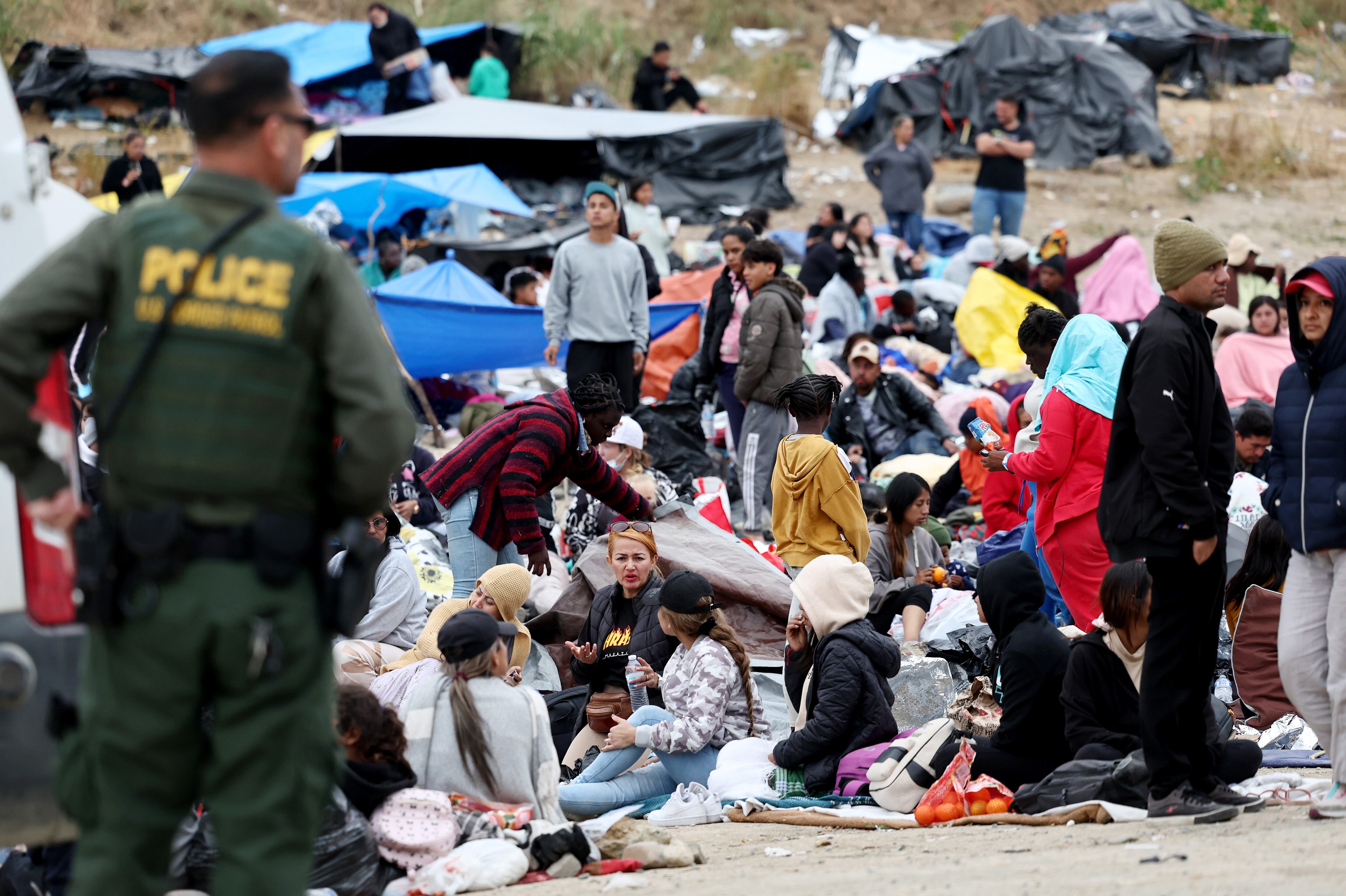 Migrantes procedentes de México esperan a la intemperie su oportunidad para cruzar la frontera con EEUU