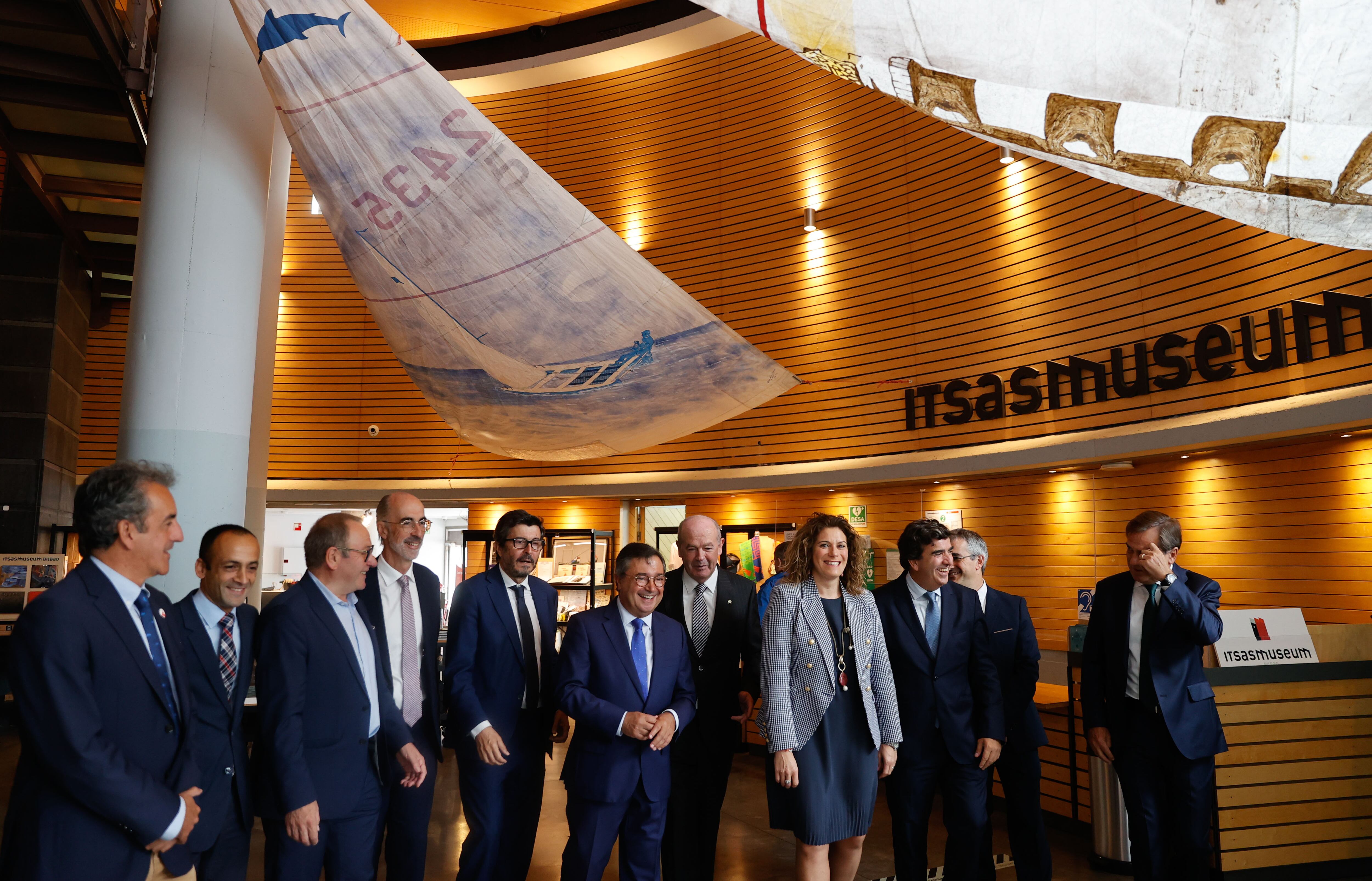 GRAFCAV872. BILBAO, 27/09/2022.-El presidente de Puertos del Estado Álvaro Rodríguez (5i) este pasado martes junto a los responsables de las autoridades portuarias de Bilbao, Pasaia, Santander, Gijón, Avilés, Ferrol-San Cibrao, A Coruña y Vigo, antes de compartir una mesa redonda sus previsiones sobre los retos del sistema portuario, en la agenda 2030. EFE/Luis Tejido