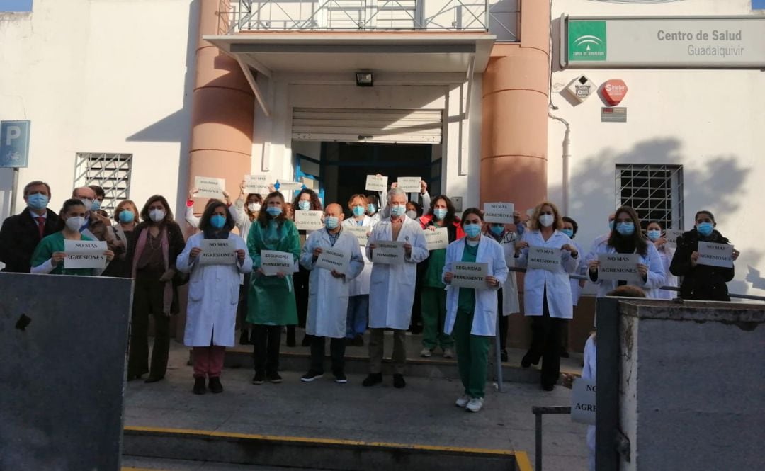 Concentración ante el Cenro de Salud Guadalquivir en protesta por esta nueva agresión a profesionales sanitarios 