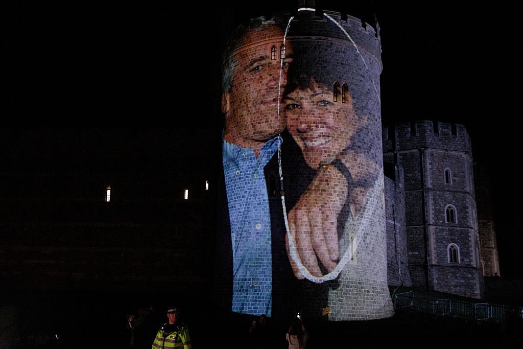 Una imagen del delincuente sexual Jeffrey Epstein junto a Ghislaine Maxwell, proyectada sobre el Castillo de Windsor.