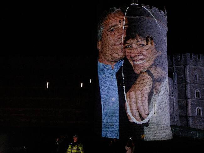 Una imagen del delincuente sexual Jeffrey Epstein junto a Ghislaine Maxwell, proyectada sobre el Castillo de Windsor.