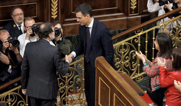 El secretario general del PSOE Pedro Sánchez, saluda presidente del gobierno Mariano rajoy, en el hemiciclo del Congreso tras el debate de la moción de censura presentada por su partido.