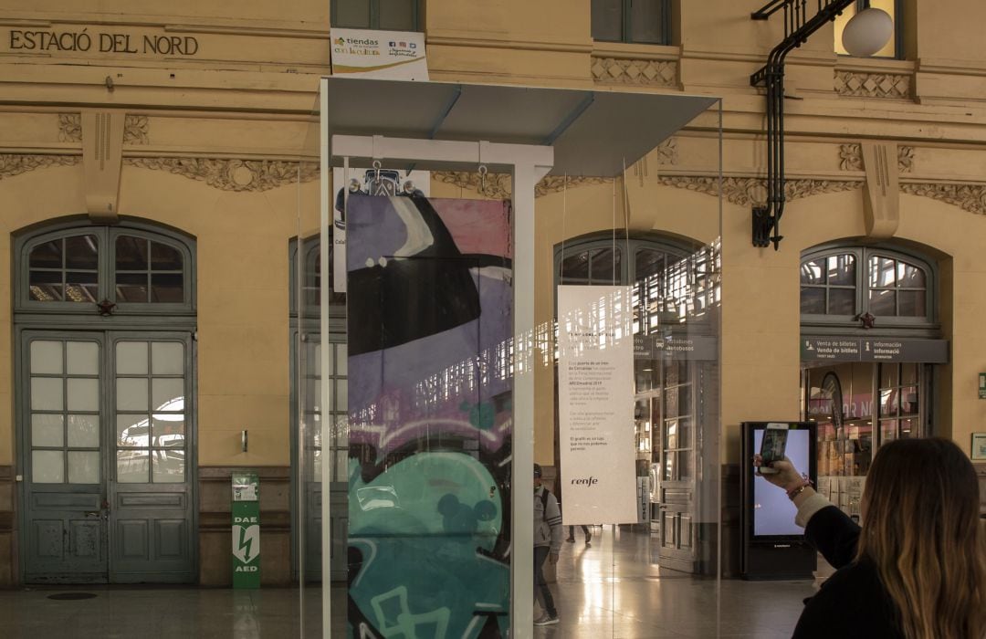 La puerta de Cercanías grafiteada en la Estación del Norte