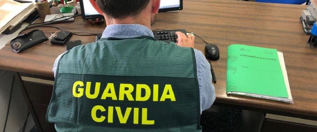 Un guardia civil ante un ordenador