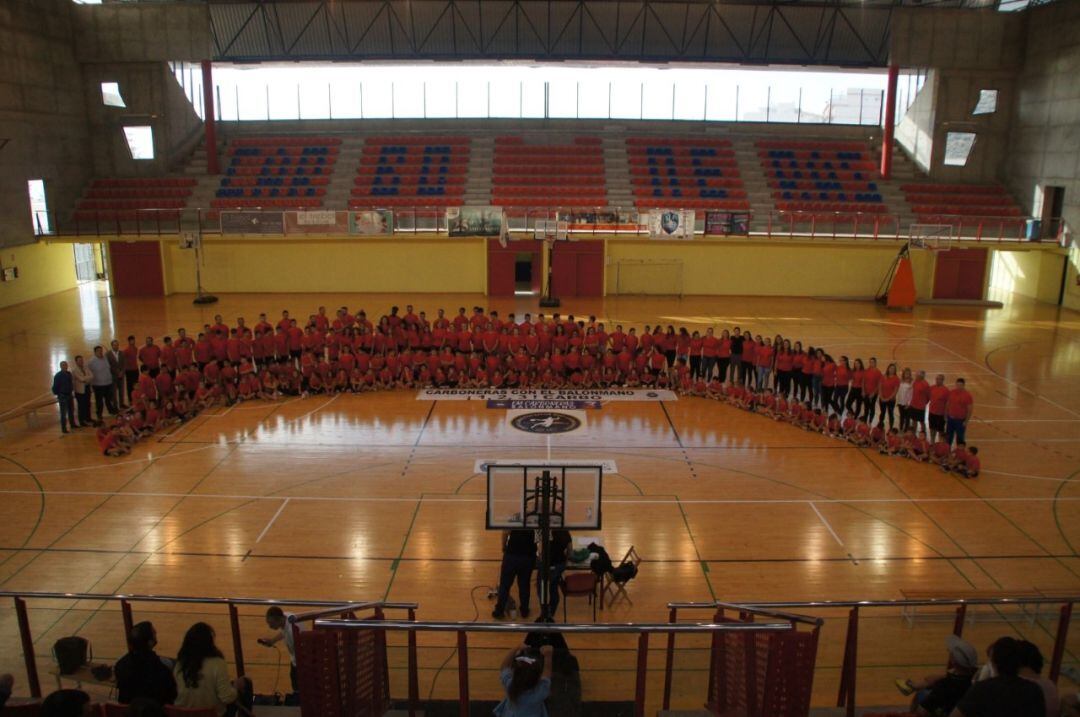 Los alumnos de las escuelas en el centro de la pista.