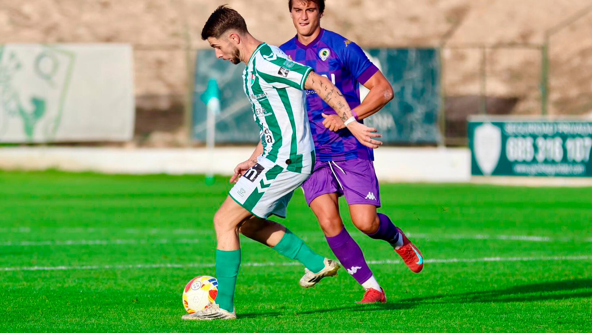 David Ramos, del Antequera CF, conduce el balón en el duelo ante el Hércules CF