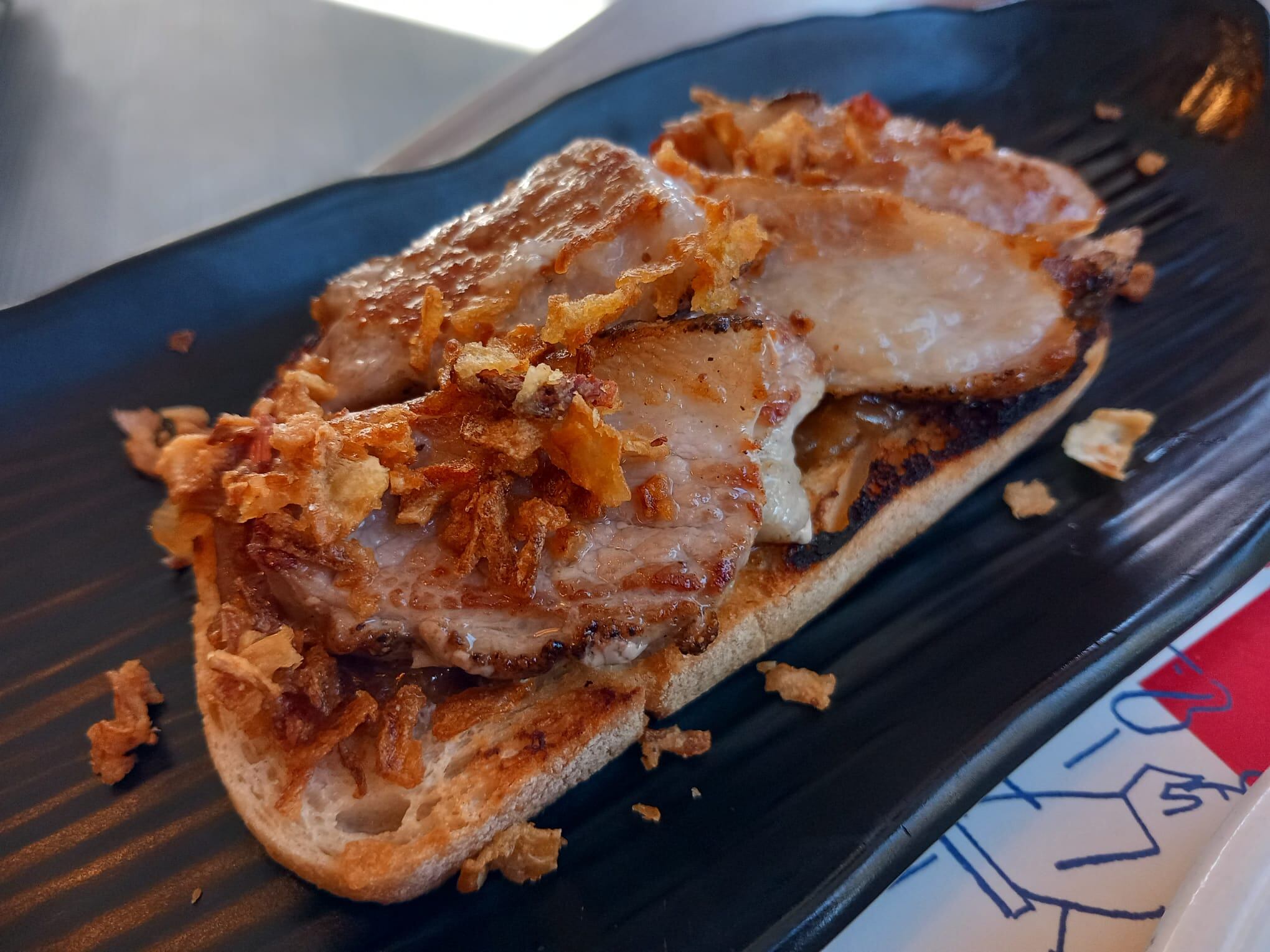 Tosta de secreto ibérico con barbacoa de cítricos