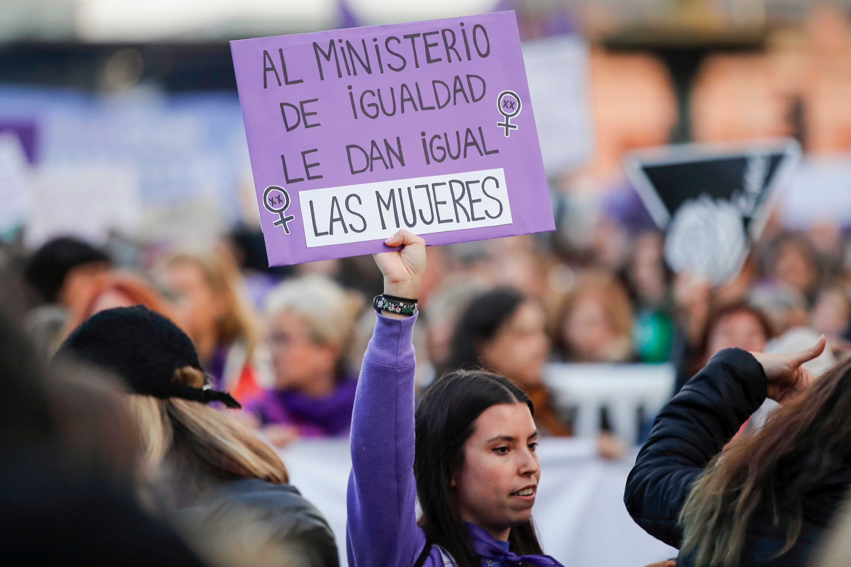 MADRID, 07/03/2023.- Una asistente durante la manifestación organizada por el Movimiento Feminista de Madrid con motivo del Día de la Mujer, este miércoles en Madrid. EFE/ Juan Carlos Hidalgo
