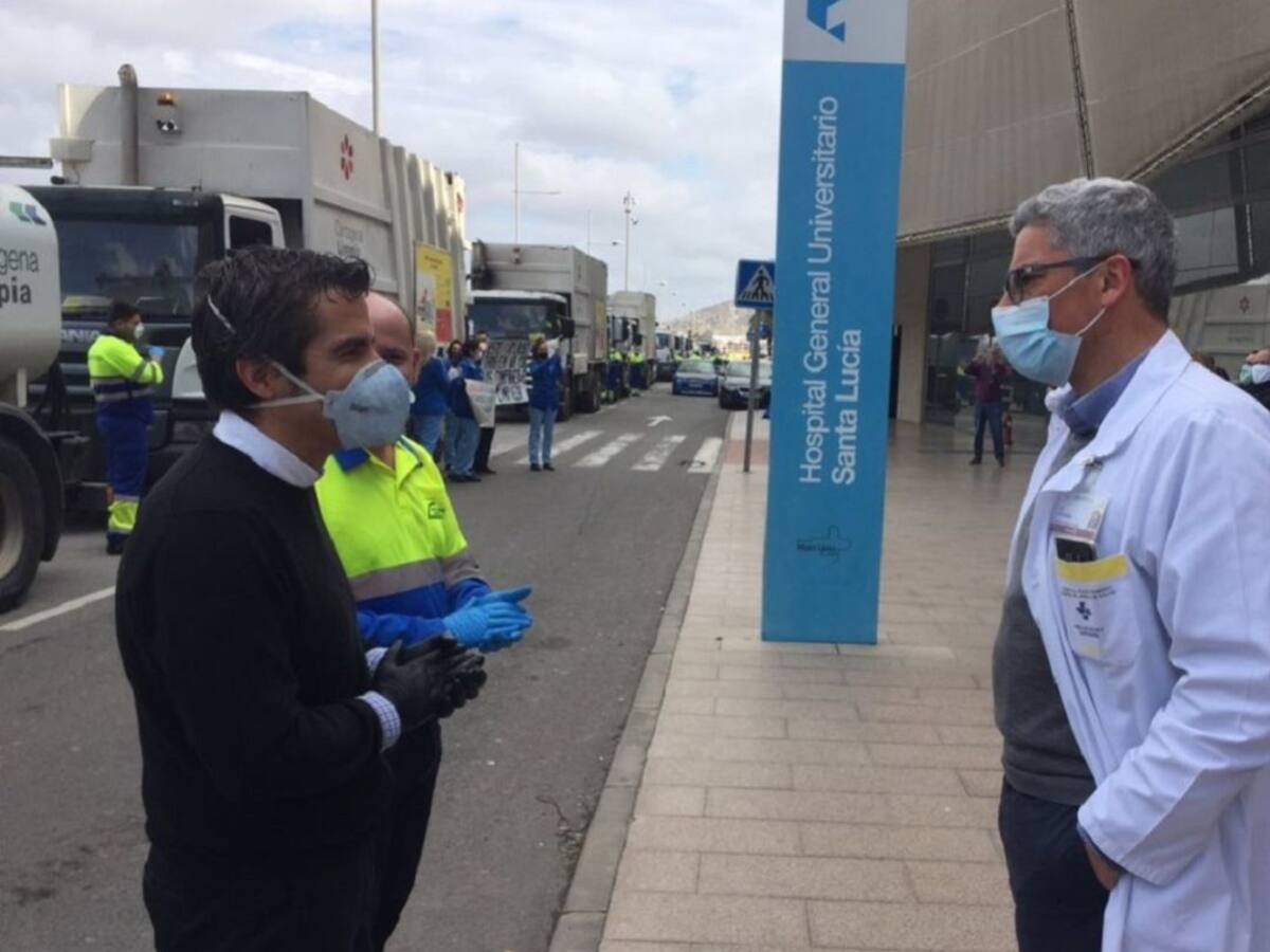 Vehículos y trabajadores de la concesionaria de limpieza de Cartagena rinden homenaje al personal sanitario