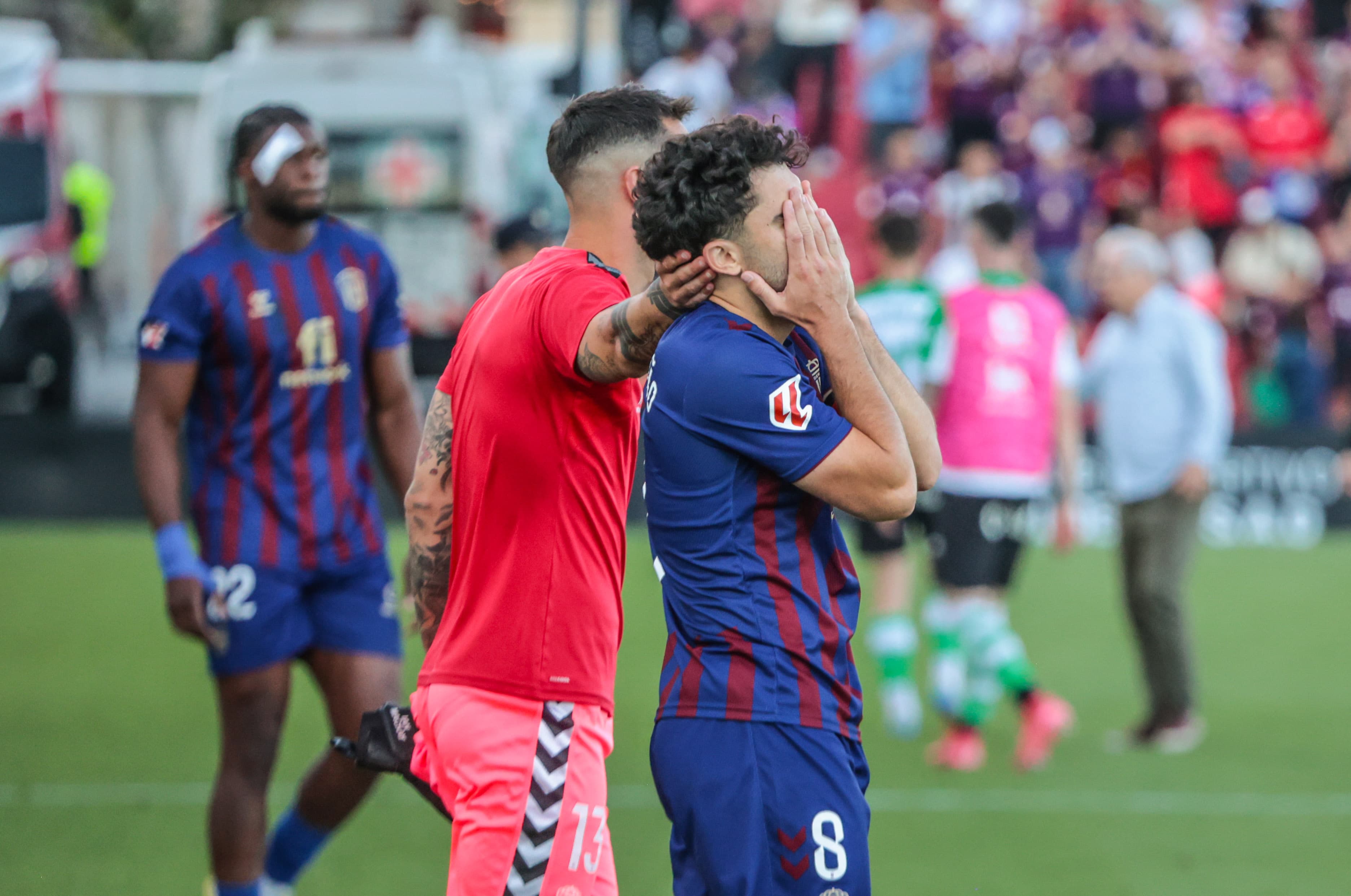 Los jugadores del Eldense lamentan el descenso de categoría