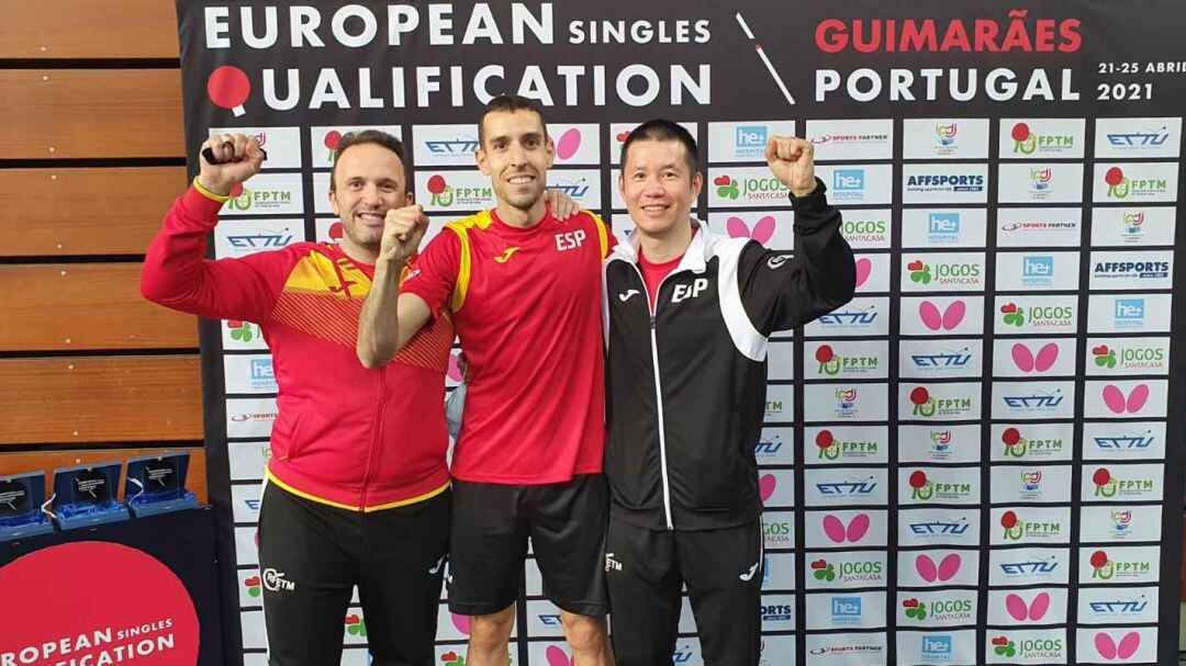 Álvaro Robles celebra la clasificación tras el partido con su cuerpo técnico.