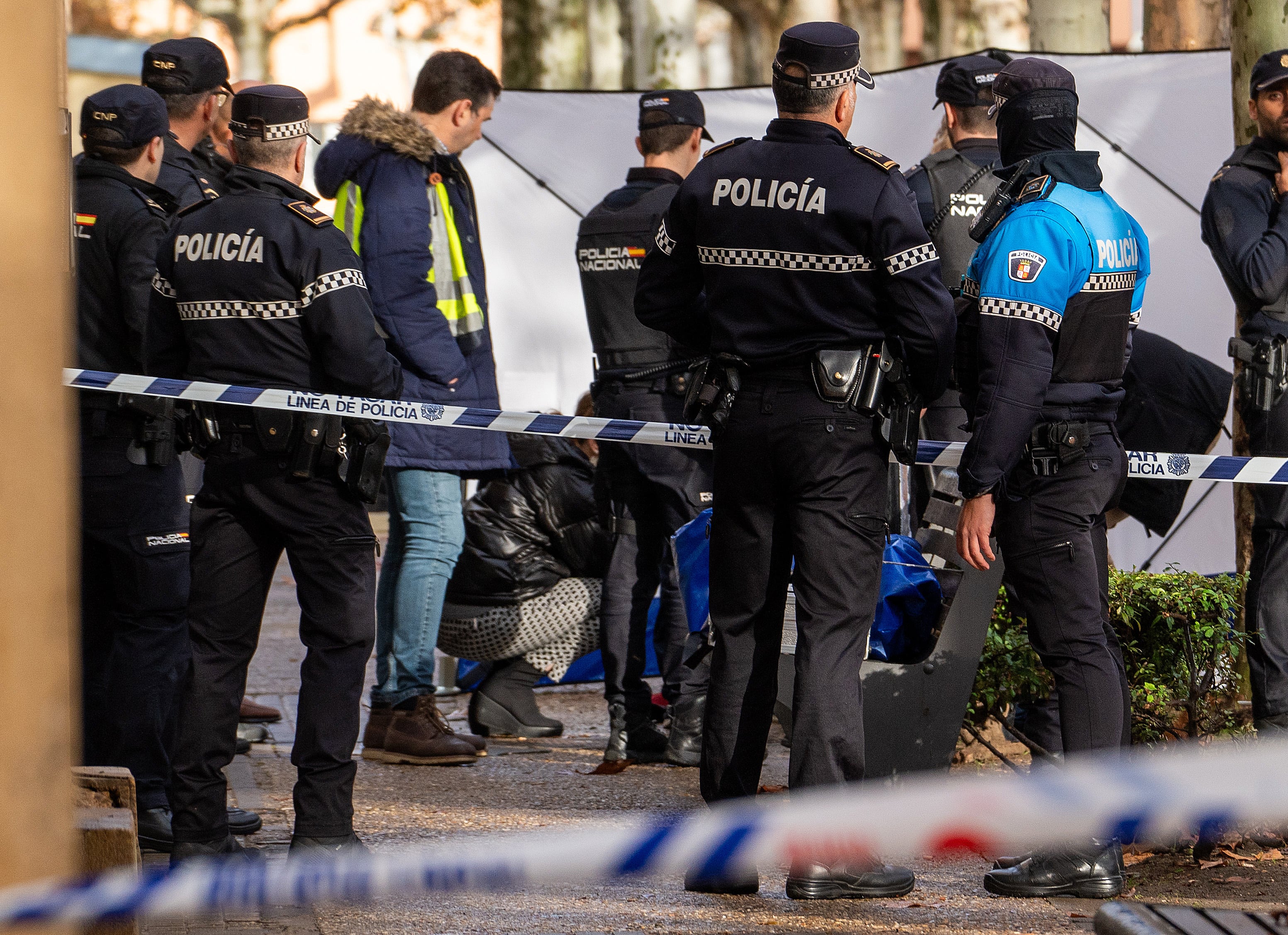 VALLADOLID, 02/12/2024.- EFectivos de la La Policía Nacional en el lugar donde este lunes un hombre ha sido hallado muerto en la calle en Aranda de Duero (Burgos). El hombre presentaba signos de violencia. EFE/ Paco Santamaría
