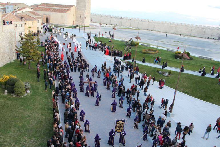 El público observa el paso de la procesión de Jueves Santo en el entorno del Castillo