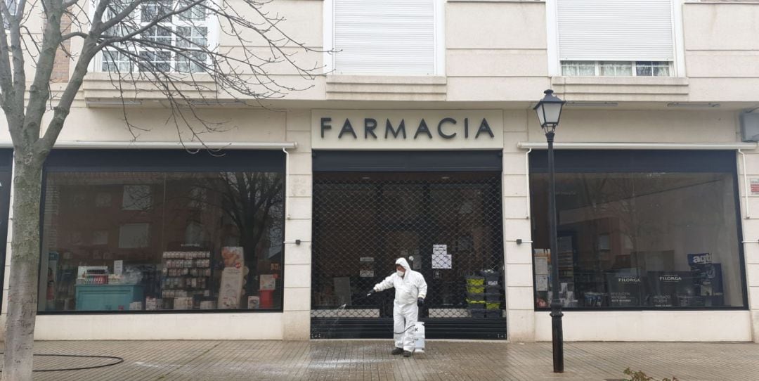 Desinfección de acceso a una farmacia del municipio