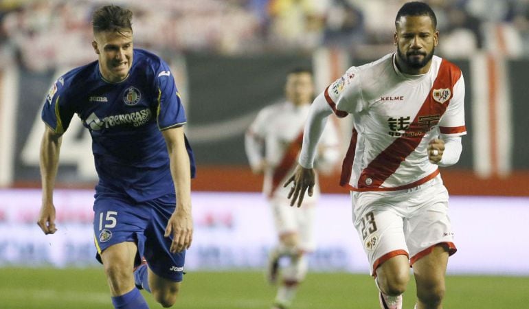 Carlos Martín Vigaray persigue al delantero portugués del Rayo Vallecano, Tiago Manuel Dias &quot;Bebé&quot; durante el partido del pasado fin de semana