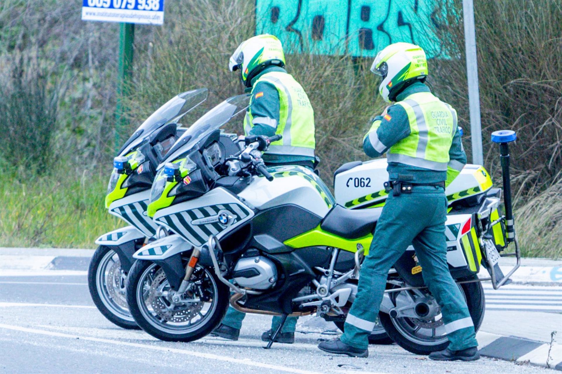 Dos agentes de la Guardia Civil de Tráfico