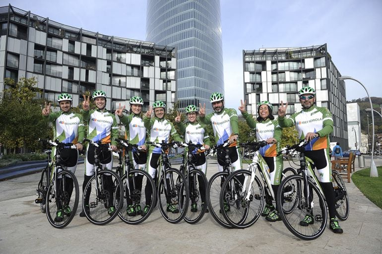 Un equipo de la compañía eléctrica Iberdrola ha iniciado en Bilbao un trayecto en bicicletas eléctricas que culminará el 1 de diciembre en la Cumbre del Clima de París. 