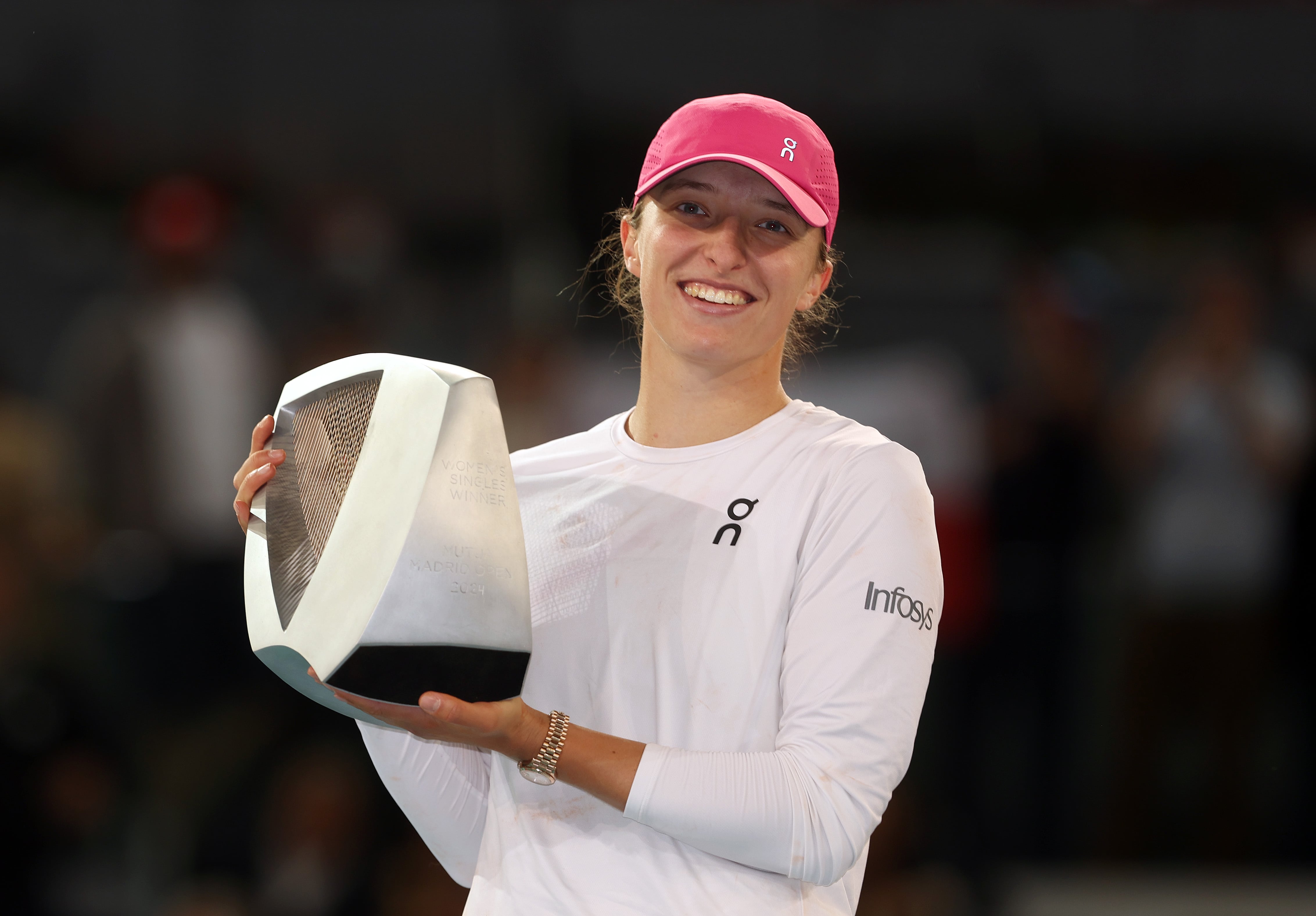 Iga Swiatek festeja el Mutua Madrid Open tras vencer a Sabalenka