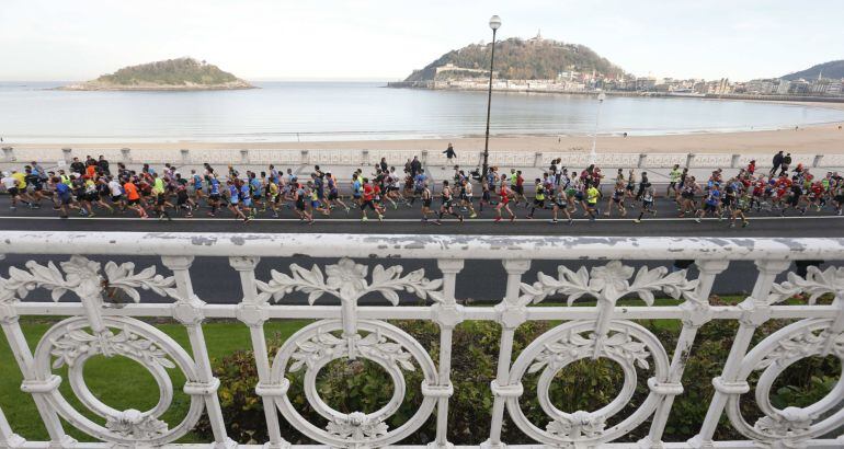 Los atletas de la Maratón, a su paso por el Paseo de la Concha