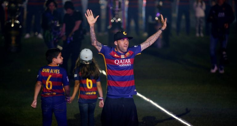 Alves, en las celebraciones de la Copa del Rey en el Camp Nou