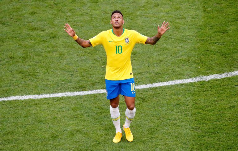 Neymar mira al cielo con los brazos levantados 