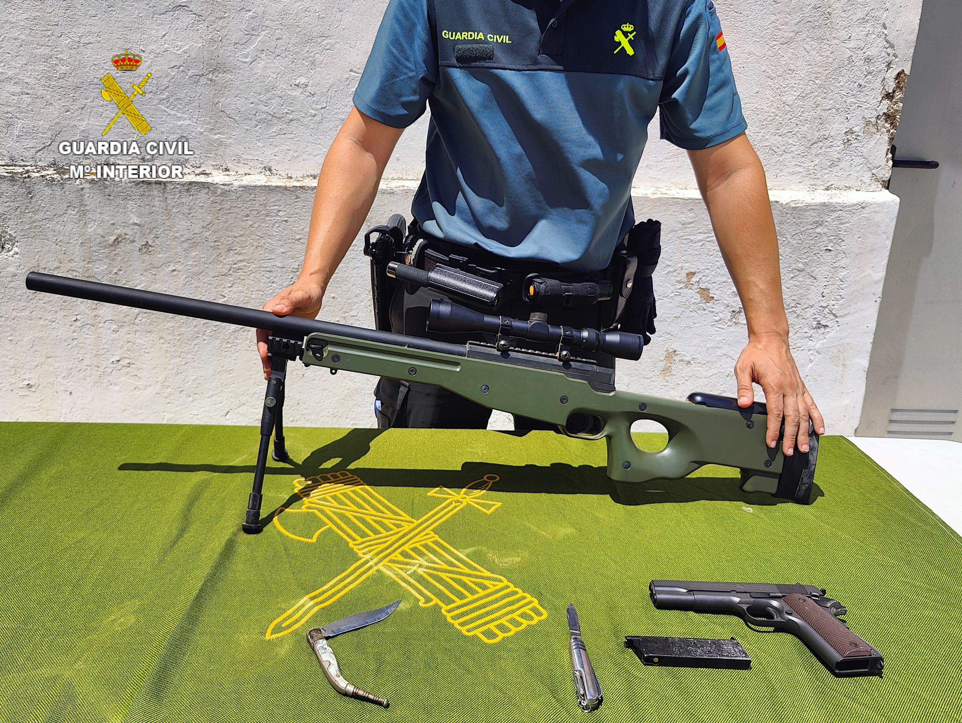 Un Guardia Civil muestra el arma con la que un vecino de Llocnou de Sant Jeroni ha amenazado a sus vecinos.