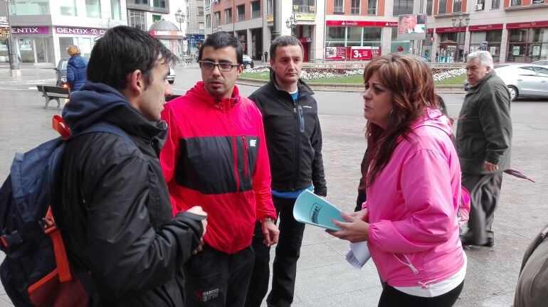 Los voluntarios se organizan y distribuyen las zonas antes de salir a buscar