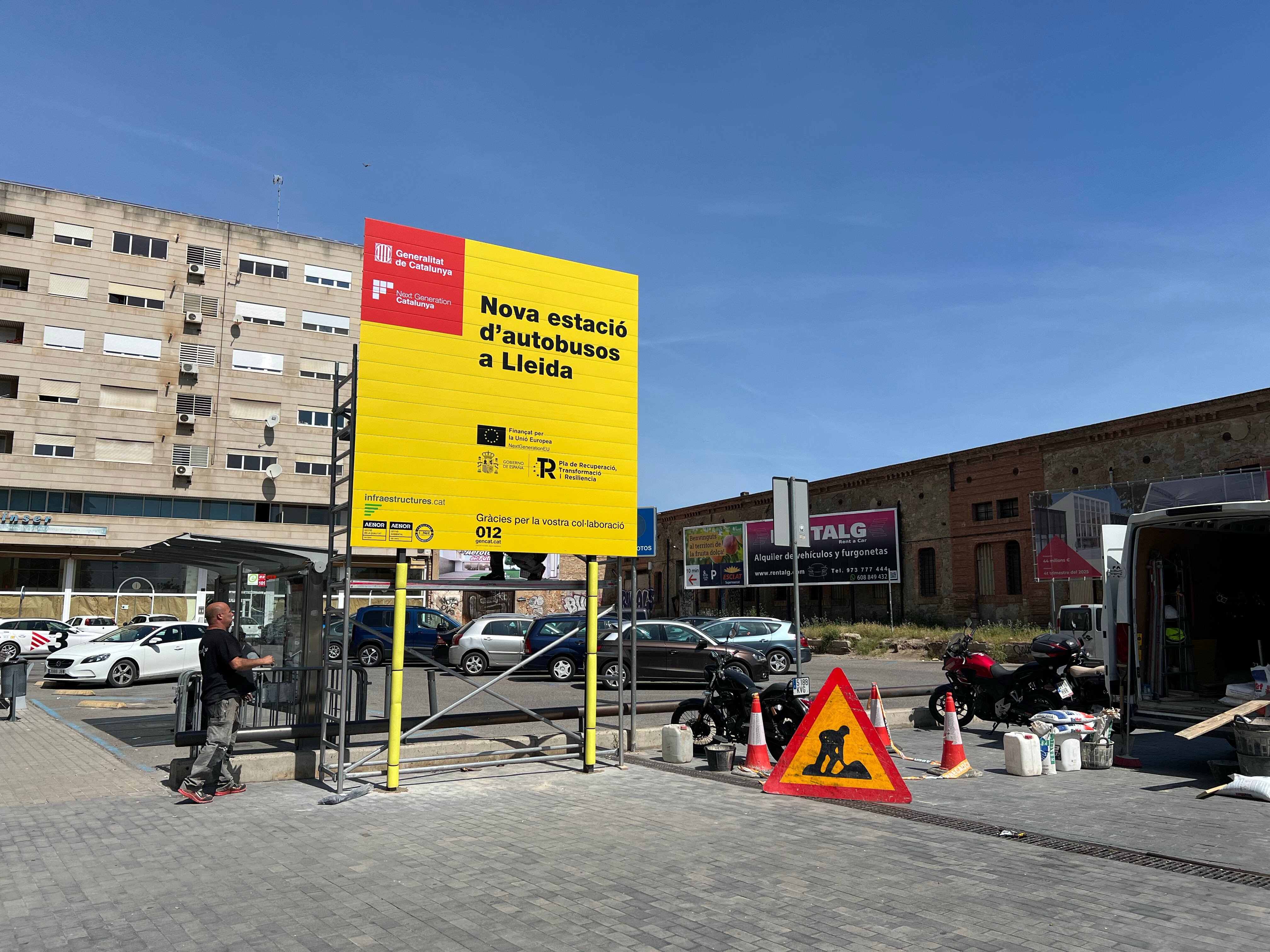 Avui han començat els treballs previs a les obres de la nova estació d'autobusos de Lleida, al costat de Renfe. Foto: ACN.