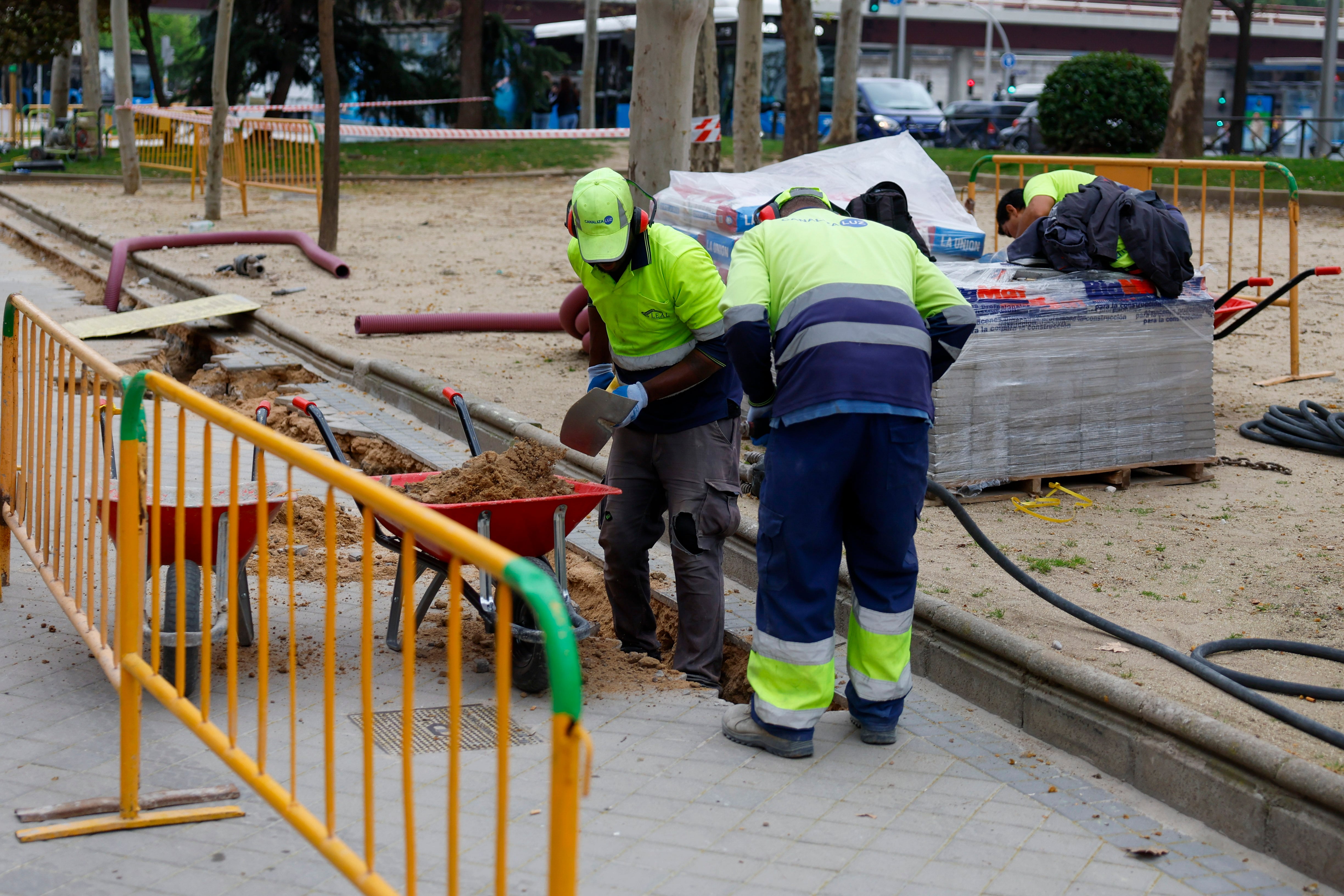 Madrid, 2 abr (EFE).- Trabajadores de la construcción en una calle de Madrid este miércoles. La afiliación a la Seguridad Social en España aumentó en 161.491 personas en marzo, hasta situarse en los 21.357.646, gracias al tirón de la hostelería que sumó 61.477 ocupados anticipando la llegada de la campaña de Semana Santa. Según los datos proporcionados por los Ministerios españoles de Seguridad Social y de Trabajo, este incremento está por debajo de los meses de marzo de los dos años anteriores, pero vuelve a colocar el total de ocupados por encima de los 21,3 millones. El total de ocupados vuelve a superar los 21,3 millones, cerca del máximo de 21,39 alcanzado en junio del año pasado.-EFE/ Mariscal