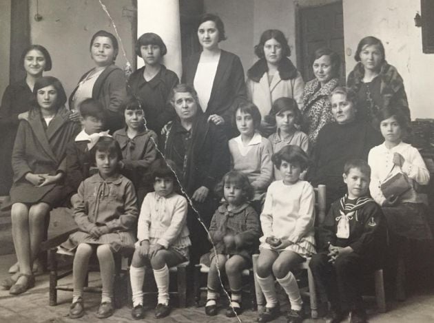 Elisa Rius en el centro de la foto junto a otras niñas del colegio.