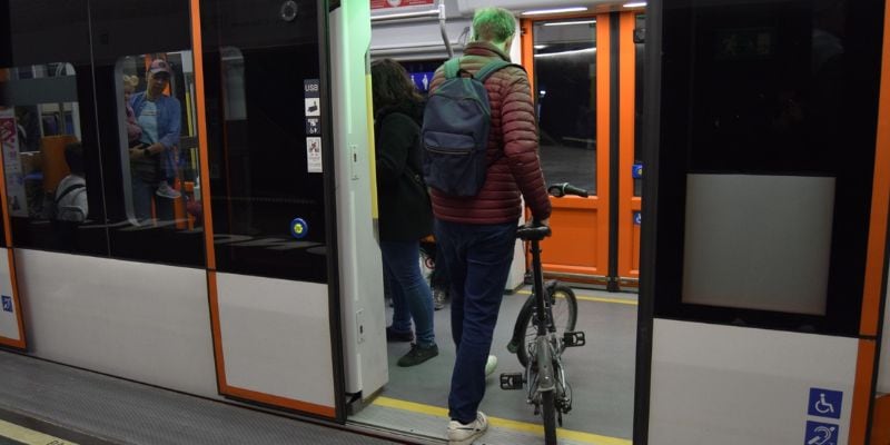 Un usuario de bicicleta accede a un vagón del  TRAM d´Alacant