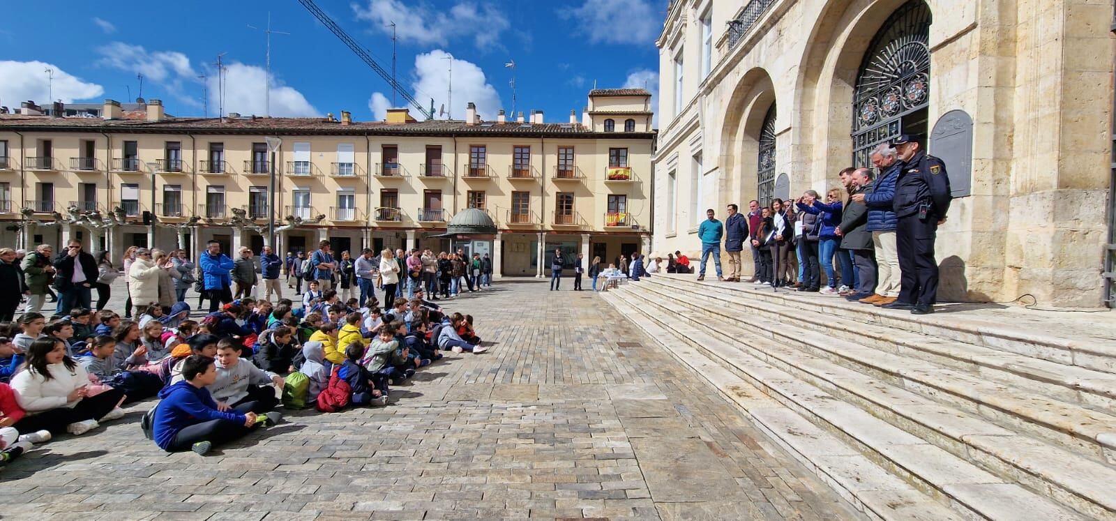 La Plaza Mayor de Palencia ha acogido la lectura del manifiesto del Día del Autismo