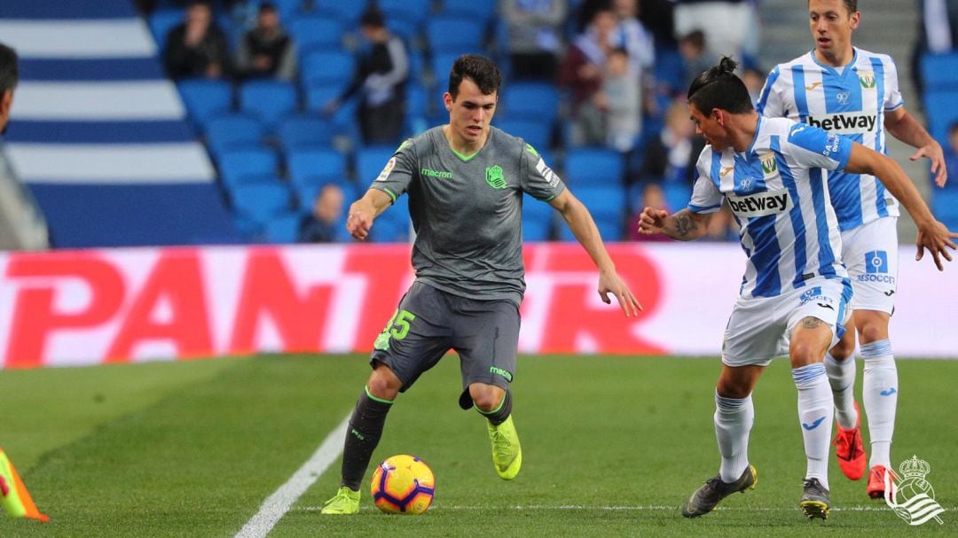 Alex Sola conduce un balón durante su debut contra el Leganés