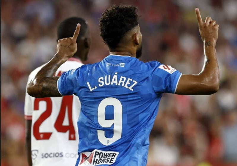 Luis Suárez celebrando un gol al Sevilla en el Pizjuán.