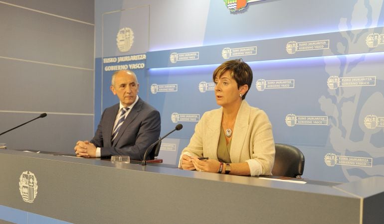 Arantza Tapia y Josu Erkoreka durante la rueda de prensa posterior al Consejo de Gobierno