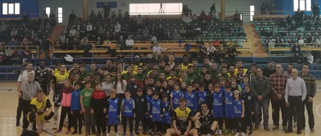 Cantera del V. Concha posando en el descanso del partido