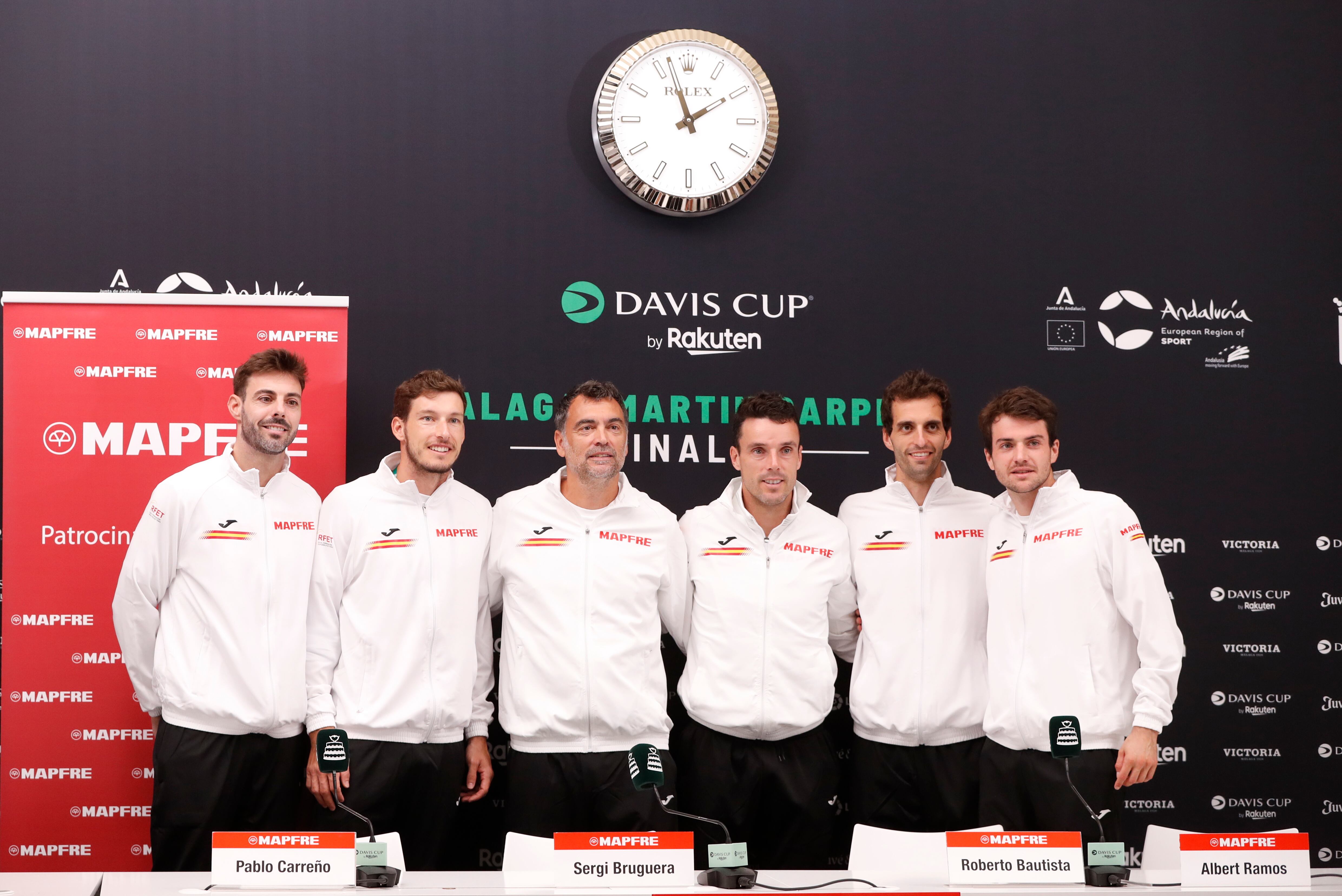 MÁLAGA, 21/11/2022.- El capitán del equipo español de tenis, Sergi Bruguera (3i), junto a los jugadores (izq a dcha), Marcel Granollers, Pablo Carreño, Roberto Bautista, Albert Ramos y Pedro Martínez, durante la rueda de prensa ofrecida este lunes en el Palacio de los Deportes Martín Carpena de Málaga donde se celebrará la fase final de la Copa Davis desde mañana martes 22 al 27 de noviembre. EFE/Jorge Zapata
