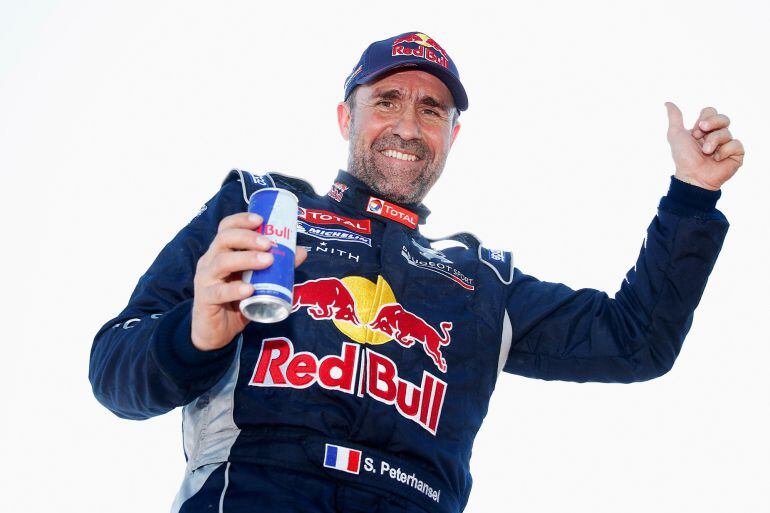 Stephane Peterhansel celebra su triunfo en el Dakar.