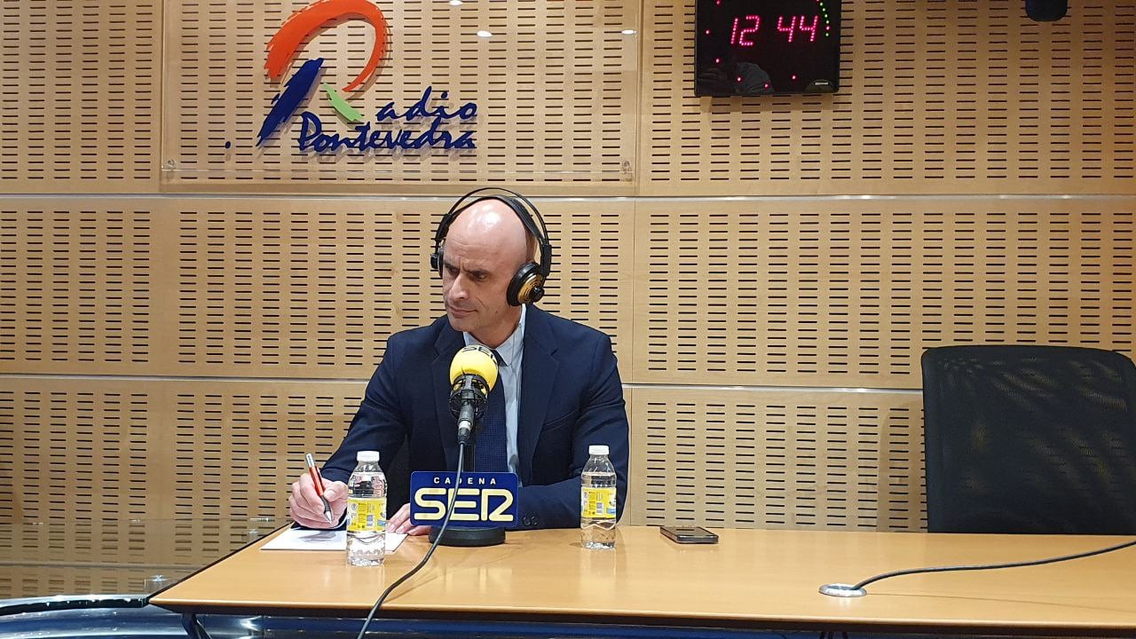 El gerente del área sanitaria, José Flores, visitó los estudios de Radio Pontevedra para participar en el programa La Opinión